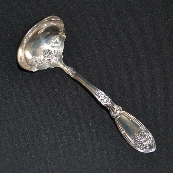 1881 Rogers A1 Soup And Gravey Ladle Silverplate Grape La Vigne Patten - Picture 1 of 3